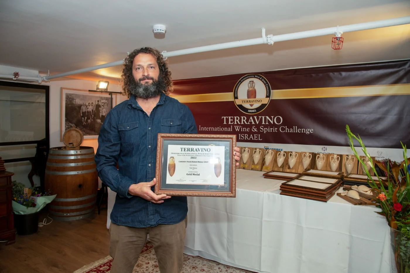 Alt: בעל יקב תום מקבל מדליית זהב בתחרות Terravino 2022 בישראל