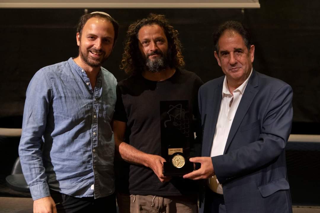 בעל יקב תום מקבל פרס יוקרתי עם שותפים בטקס הענקת מדליות יין