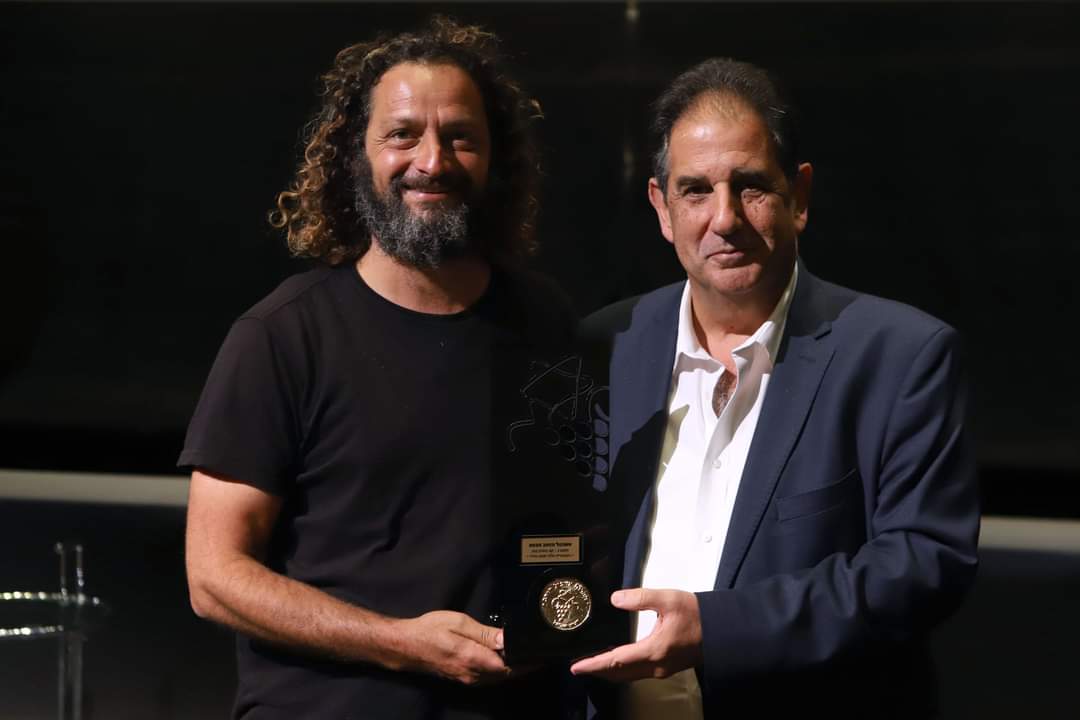 בעל יקב תום מקבל פרס יוקרתי עם שותפים בטקס הענקת מדליות יין