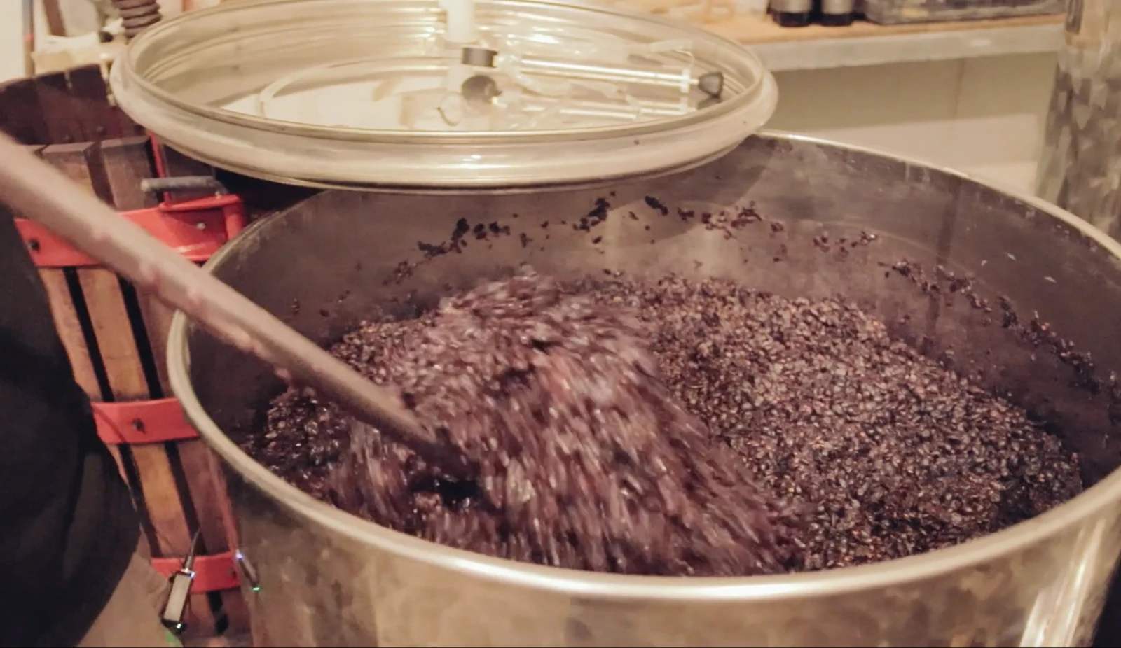 תהליך ייצור יין ביקב תום – ערבוב תירוש וקליפות ענבים במכל נירוסטה